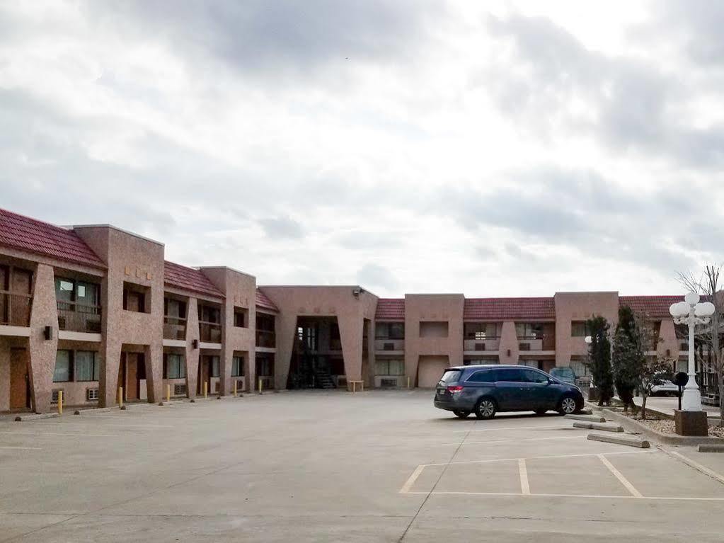 Oyo Hotel Groesbeck Exterior photo