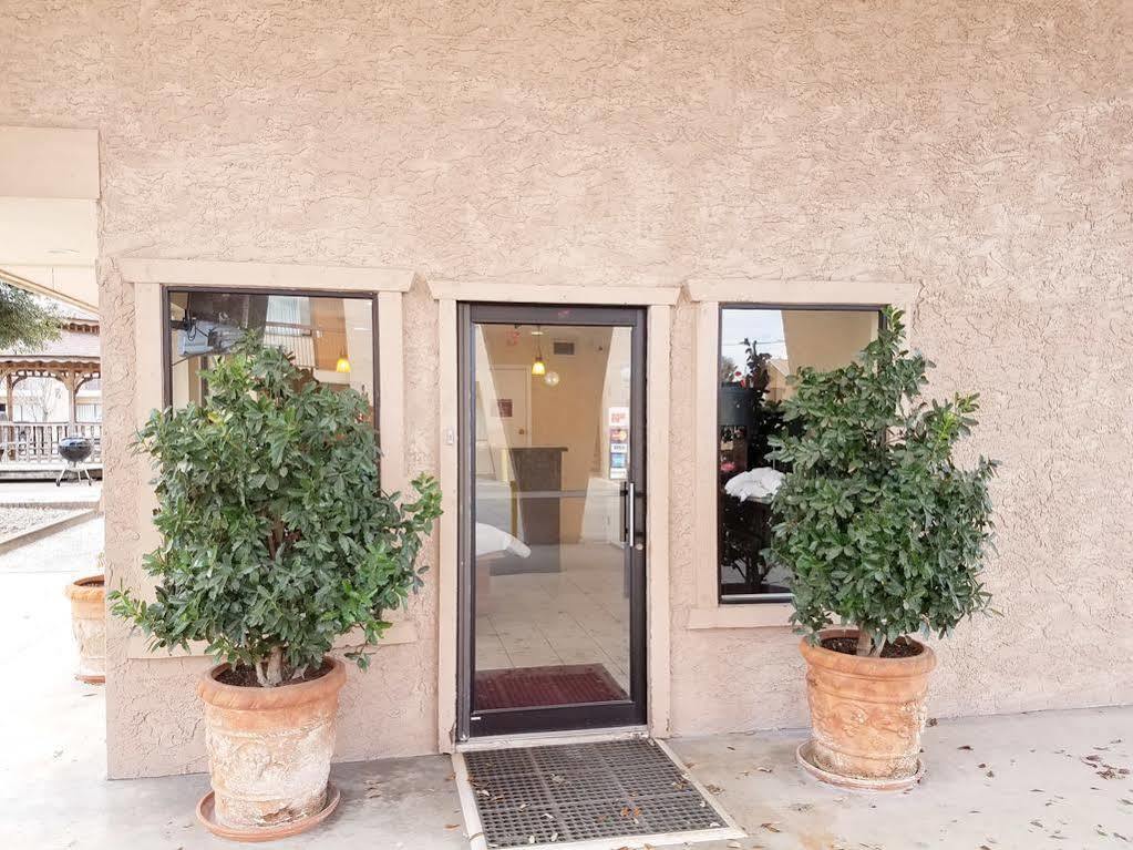 Oyo Hotel Groesbeck Exterior photo