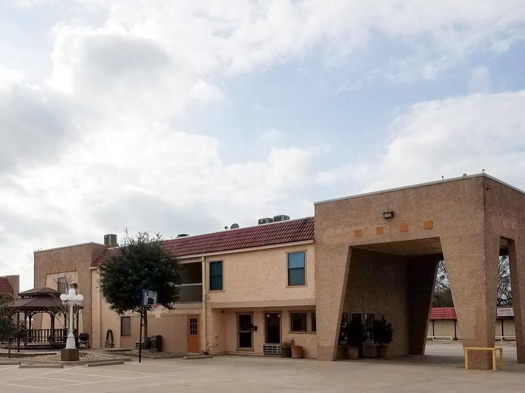 Oyo Hotel Groesbeck Exterior photo