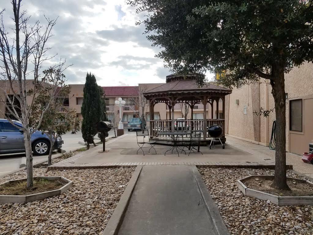 Oyo Hotel Groesbeck Exterior photo